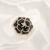 Broche de Camelia de Perlas de Lujo Ligero de Alta Calidad Aleación Goteo de Aceite Clásico Vintage Rosa Pin Fijo Antideslizante
