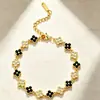 Pulsera de Trébol de Cuatro Hojas de Siete Colores con Diamantes Completos Estilo Francés Europeo Lujo Ligero Sensación de Alta Gama Brazalete Incrustado con Pedrería Moda Versátil Exquisita Joyería de Mano