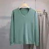 Novo suéter de tricô masculino atemporal de manga longa com decote V para atacado, clássico de outono e inverno, versátil, moda transfronteiriça, top masculino