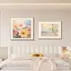Un lujoso juego de sofás para sala de estar con diseño floral, combinado con un juego de cuadros decorativos para el dormitorio, incluyendo un cuadro para la cabecera del dormitorio principal, creando una sofisticada exhibición de arte mural.