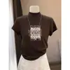 Camiseta de manga corta para mujer con hombros de ajuste regular, cuello semi-alto, algodón puro, color café, diseño moderno y versátil, adecuada como capa base para otoño