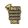 Nueva Broche Creativo de Aleación con Forma de Birrete de Licenciado con Letras Inglesas Insignia de Esmalte Accesorio Regalo de Graduación