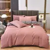Venta al por mayor del fabricante Juego de cuatro piezas de color sólido de lujo ligero Rojo brillante Sábanas de cama bordadas para bodas Funda de edredón Algodón lavado Ropa de cama cepillada