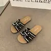 Chanclas Planas de Moda Hada Playa para Mujer Verano 2025 Nuevas Ligeras Estilo Chanel Perla Sandalias de Punta Abierta