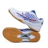 Los zapatos de tenis y los zapatos deportivos son personalizados por la fábrica para modificación de muestras, producción en lotes pequeños y procesamiento OEM con el logotipo de la marca del comerciante.