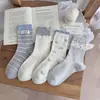 Calcetines lindos y dulces hasta la mitad de la pantorrilla, estilo fino de otoño con bordes rizados, etiqueta de tela floral estilo coreano, calcetines apilados a rayas para mujer