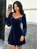 Vestido Corto de Terciopelo con Cuello en V Estilo Europeo y Americano Nuevo para Mujer 2026, Otoño e Invierno, Mangas Abullonadas, Ceñido a la Cintura, Adelgazante, Corte en A