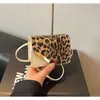 La bolsa de un solo hombro súper popular de estilo coreano de este año 2026 nueva niche de lujo ligero estampado de leopardo bolsa de axila bolsa cruzada de moda