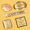 Artesanía de Precisión en Aleación de Aluminio Crea Etiquetas para Botellas de Perfume Personalizables Bajo Demanda. un Fabricante con Años de Experiencia en Producción