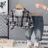 Conjunto de Roupa para Meninos Primavera e Outono 2026 Nova Roupa de Bebê Estilosa Camisa Xadrez Manga Longa Conjunto de Três Peças