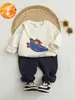 Nova coleção de outono e primavera: conjunto de moletom redondo com tema de urso e calça comprida para bebês meninos, uma roupa da moda para bebês e crianças pequenas