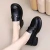 Nuevos mocasines de cuero negro para mujer con suelas gruesas, con un estilo británico, diseño suave y cómodo, y un tacón grueso para mayor altura.