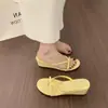 Sandalias de Tira Fina con Tanga y Tacón de Cuña Estilo Coreano para Mujer, Nuevo Estilo Hada Verano 2026, Adecuadas para Usar con Faldas, Sandalias de Playa
