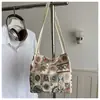 Bolso de mano cuadrado pequeño de estilo étnico popular para mujer de este año, nuevo modelo de verano 2026, bolso de hombro bordado a cuadros, bolso cruzado de moda