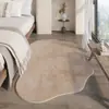 Alfombra de imitación cachemir de forma irregular de lujo ligero estilo italiano, gruesa y resistente al desgaste, para dormitorio, alfombra de noche a prueba de frío, alfombra para sofá y mesa de centro de sala de estar