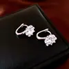 Fivelas de Brinco Simples Redondas de Zircônia Brilho de Luxo Brincos da Moda de Alta Qualidade Senso de Design de Nicho Joia de Orelha Versátil Exquisita Venda por Atacado