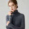 La nueva colección de otoño e invierno de Andy presenta suéteres de punto acanalado de color liso con diseño de cuello alto, ofreciendo un look sencillo y versátil.. Estas capas base de corte ajustado están disponibles para venta al por mayor