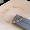 Collar cruz de metal multicapa hueco transfronterizo europeo y americano, exagerado y único, con una estética de diseño de nicho para mujer