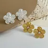 Diseño texturizado Pendientes de flor de primavera con circonita Oro real electrochapado Retro Lujo ligero Moda Tendencia Pendientes versátiles para mujer
