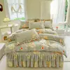 Juego de cuatro piezas de falda de cama acolchada con estampado floral fresco con encaje de doble capa, algodón agradable para la piel, adecuado para exportación transfronteriza, se puede enviar en nombre de los clientes