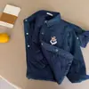 Jaqueta infantil acolchoada 2026 estilo inverno meninos desenho animado ursinho camisa jeans meninas camisa estilosa com enchimento de algodão