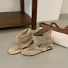 Sandálias de dedo retrô únicas para mulheres, novo estilo de verão 2026, botinhas estilo western, estilosas com saias, sandálias romanas