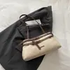 Nueva moda de otoño e invierno: bolsos con hebillas de cinturón simples y elegantes, diseños retro de moda, bolsos de hombro, bolsos de mano y bolsos pequeños para debajo del brazo