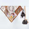 Lenço Quadrado de Cetim Estilo Coreano Amor Romântico Feminino Moda Primavera e Verão Deslocamento Versátil Pequeno Lenço de Seda Lenço de Uniforme Atacado