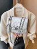 Bolso de cadena de moda con patrón de diamantes para mujer, nuevo modelo de verano 2026, bolso pequeño de un solo hombro cruzado, bolso cuadrado pequeño popular de moda para el día a día