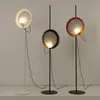 Lámpara de pie estilo francés de mediados de siglo moderno, sofá de sala de estar, pieza de diseñador, irradia una atmósfera artística sofisticada, lámpara de madera de nogal vintage, hierro