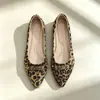 Zapatos de tacón bajo con estampado de leopardo cruzado para mujer 2026 Primavera/Otoño nuevos de boca poco profunda punta fina talla grande zapatos de temperamento para mujer al por mayor