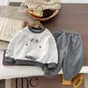 Nueva colección de primavera para bebés y niños pequeños: conjunto de sudadera con temática de oso de dibujos animados y pantalones a rayas, un atuendo de dos piezas para bebés niños, perfecto para la primavera y para usar al aire libre
