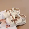 Sandálias Infantis Verão 2026 Novo Estilo Sapatos de Praia Estilosos com Solado Macio para Crianças Maiores Sandálias de Princesa com Pérolas para Meninas