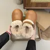 Chinelos Fechados Populares da Moda para Mulheres Outono e Inverno 2025 Nova Moda Versátil Pelúcia Quente Chinelos Fechados para Mulheres