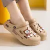 Tamancos femininos da moda, sandálias de praia respiráveis de alta qualidade, sapatos de jardim antiderrapantes e sandálias slip-on, disponíveis para atacado transfronteiriço