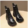 2026 Nuevas Botas Cortas de Cuero para Mujer Estilo Británico Otoño Invierno Suela Gruesa Cómodas Modernas Versátiles Cálidas Antideslizantes Hacen que los Pies Parezcan Más Pequeños