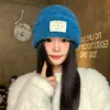 Gorro de Lana Azul con Parche Estilo Coreano para Mujer Invierno 2026 Nueva Tendencia de Moda Gorro Envolvente para la Cabeza Gorro Grueso Cálido con Protección para los Oídos