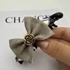 Pinza de Plátano de Cuero de Sarga Versátil Coreano con Lazo Camelia Dorada Horquilla de Pedrería Horquilla para Recoger la Mitad del Cabello Accesorio para el Cabello