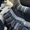 Calcetines de punto retro a rayas versátiles de caña alta para mujer de otoño e invierno, calcetines transpirables con bloques de color, calcetines de moda para mujer