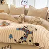 Juego de ropa de cama de cuatro piezas de terciopelo de leche de invierno, funda de edredón individual de dibujos animados linda, adecuada para dormitorios de estudiantes, tamaño 150x200x230
