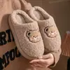 Nuevas pantuflas de algodón con diseño de oso de dibujos animados de invierno para mujer, con forro polar añadido, diseño engrosado y suelas antideslizantes, adecuadas para usar en interiores, y disponibles en un estilo para parejas con cubiertas peludas en los dedos para hombre