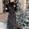 Estilo Retro Francês Outono e Inverno Camada Base Inspirada na Chanel Combinada com um Vestido Slip Floral Tie-Dye de Veludo Alemão de Comprimento Médio