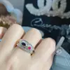 Versa librito rojo nuevo Anillo esmeralda vintage Anillo de lujo ligero tesoro colorido Anillo ajustable incrustado de diamantes