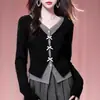 Camiseta básica de manga larga con cuello en V para mujer, nuevo estilo otoño e invierno 2025, corte ajustado, versátil, diseño elegante, top corto tipo dos piezas de imitación para mujer