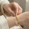 Misterio y Elegancia: Pulsera de Doble Capa con Cadena de Acero Inoxidable de Hoja de Estilo Minimalista y Cadena de Perlas de Arroz, Chapado en Oro PVD, No se Desvanece, en Stock
