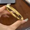Pulsera de Trébol de Cuatro Hojas Triturado Color Arena Dorada Superficie Lisa Sólida Pulsera de Trébol de la Suerte para Mujer Accesorio de Lujo Ligero de Gama Alta