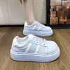 Tênis brancos femininos de sola grossa para aumentar a altura, novo modelo da primavera de 2026, sapatos plataforma de tamanho pequeno, mocassins esportivos versáteis, modernos