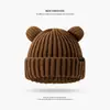Gorro cálido de lana estilo coreano con tema de oso para otoño e invierno, engrosado para protección contra el frío, gorro con protección para las orejas para mujer, gorro de punto versátil versión coreana