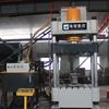 Prensa hidráulica de cuatro columnas para estirado de tapas de ollas de acero inoxidable de 315 t. Prensa hidráulica de cuatro columnas para estirado de tapas de ollas de acero inoxidable de 315 t.