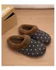 Pantuflas de Peluche de Lunares para Mujer 2026 Otoño/Invierno Más Terciopelo Suela Suave Slip-ons Perezosos Zapatos de Algodón para Exteriores Zapatos Perezosos